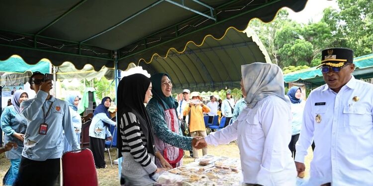 FOTO: IST/MATAKALTENG - Bupati Nurhidayah dan wakil Bupati Suyanto meninjau stand Peringatan Hari Ikan Nasional di Dinas Perikanan setempat, Kamis 15 Oktober 2025.