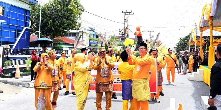 FOTO: IST/MATAKALTENG - Setda Kobar Raih juara satu kategori dinas pawai nasi adab, Selasa 14 Oktober 2025.
