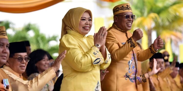 FOTO: IST/MATAKALTENG - Bupati Kobar Hj Nurhidayah dan Wakil Bupati Suyanto menyambut peserta pawai nasi adab dari panggung kehormatan, Selasa 14 Oktober 2025.