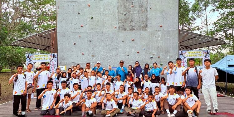 FOTO: IST/MATAKALTENG - Bupati Kobar Hj Nurhidayah membuka Marunting Climbing Cup II yang diselenggarakan oleh Federasi Panjat Tebing Indonesia (FPTI) Kobar di Pangkalan Bun Park, Jumat 10 Oktober 2025.