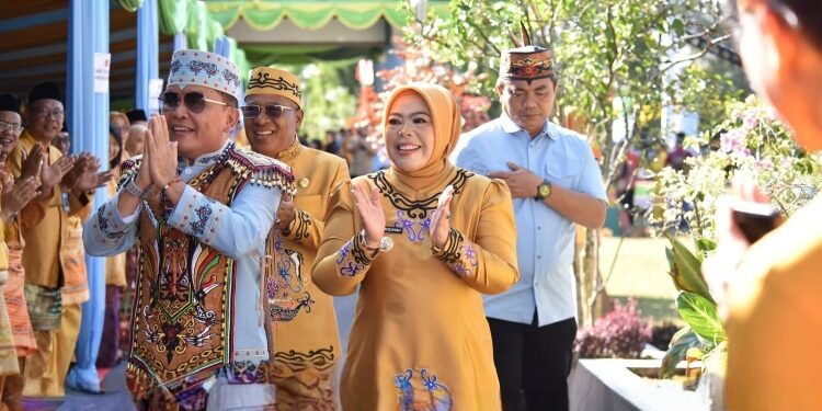 FOTO: IST/MATAKALTENG - Gubernur Kalteng Agustiar Sabran, Bupati Kobar Hj Nurhidayah dan Wakil Bupati Suyanto serta Ketua DPRD Kobar Hari Jadi Kobar ke-66 di halaman kantor Bupati Kobar, Jumat 3 Oktober 2025.