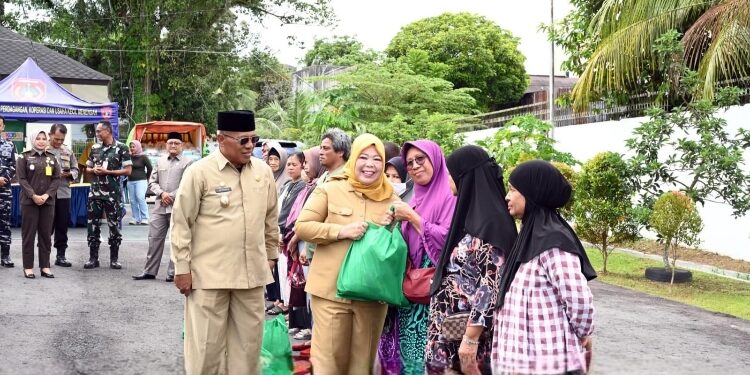 FOTO: IST/MATAKALTENG - Pasar murah di halaman kantor Bupati Kotawaringin Barat, Senin 6 Oktober 2025.