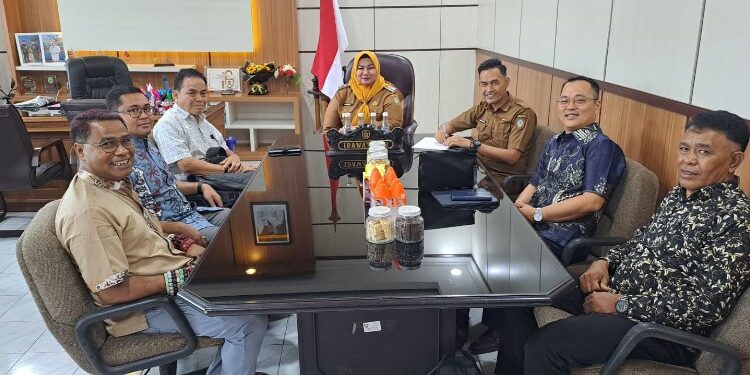 Foto:IST/MATA KALTENG - DPRD dan perwakilan Gereja saat sampaikan keberatan pelaksanaan balap motor di taman kota kepada Wabup Kotim.