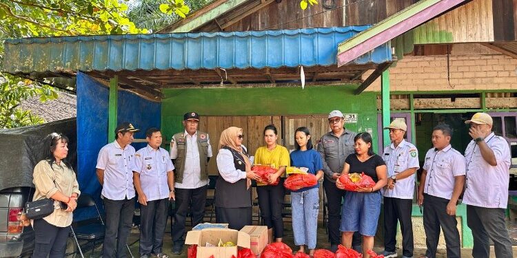 Foto:IST/MATA KALTENG - Penyaluran bantuan bagi korban banjir di Kotim, 10 Desember 2025.