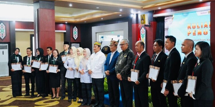 FOTO: IST/MATAKALTENG - Wakil Gubernur Kalteng, Edy Pratowo, Tutup PKA dan PKP Tahun 2025.