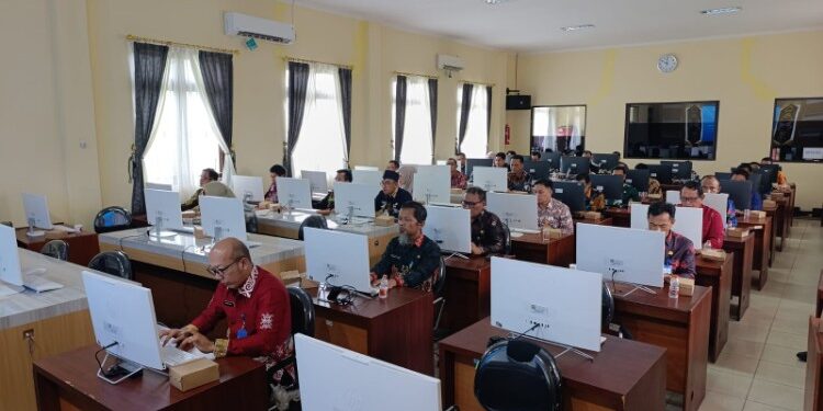 Foto:IST/MATA KALTENG - Tahap penulisan makalah dalam seleksi lelang jabatan di Kotim 11 Desember 2025.