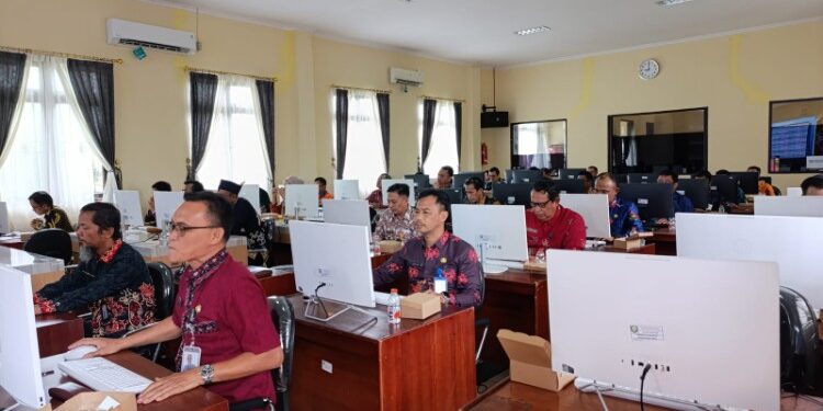 Foto:IST/MATA KALTENG - Tahapan penulisan makalah dalam seleksi lelang jabatan di Kotim 11 Desember 2025.