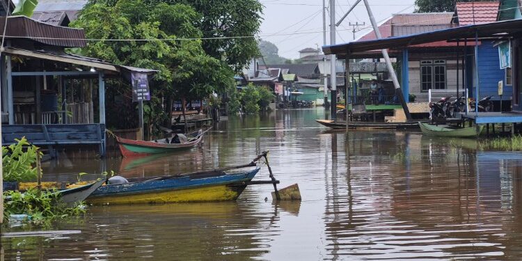 Foto:IST/MATA KALTENG - Kondisi banjir di Desa Hanjalipan, Kecamatan Kota Besi, Kotim, 11 Desember 2025.