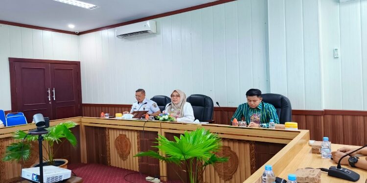 FOTO: IST/MATAKALTENG - Ketua Panitia DKFF Adiah Candra Sari saat pimpin rapat persiapan.