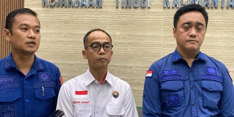 FOTO: IST/MATAKALTENG - Asisten Pidana Khusus (Aspidsus) Kejaksaan Tinggi Kalimantan Tengah, Wahyudi Eko Husodo saat diwawancarai wartawan, Kamis malam 11 Desember 2025.