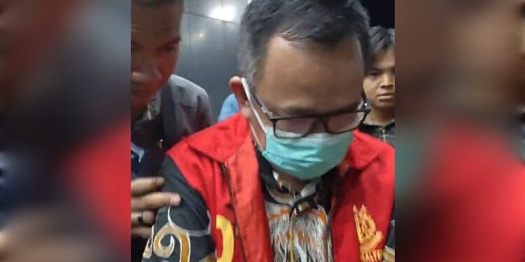 FOTO: Kepala Dinas ESDM Kalteng, Vent Christway, saat digiring usai dihadirkan dalam konferensi pers Kejati Kalteng.