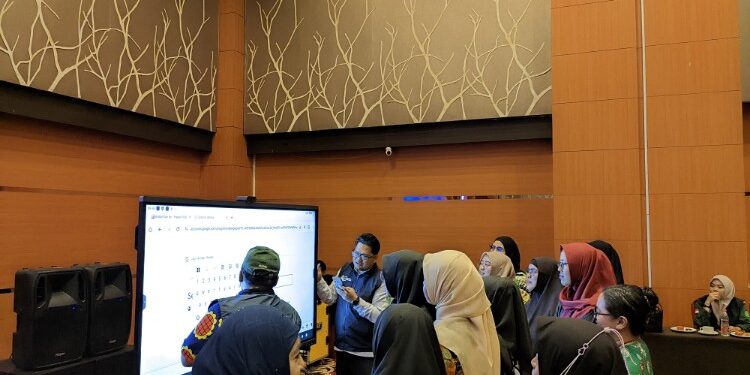 Foto:IST/MATA KALTENG - Pelatihan Intensif Penggunaan Panel Interaktif, 12 Desember 2025.