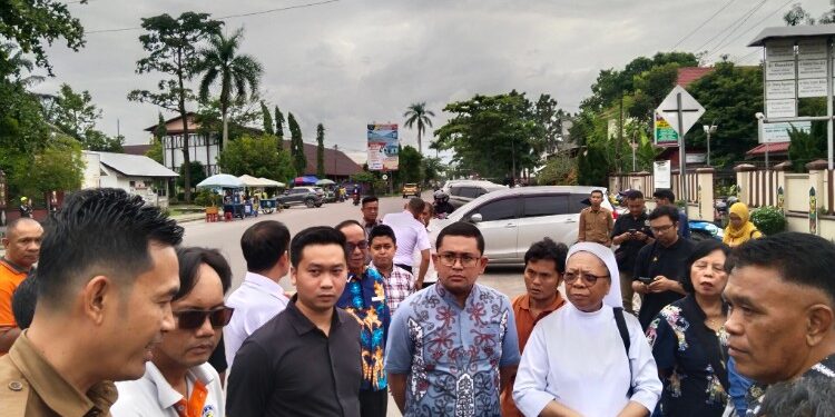 FOTO: AGUS/MATAKALTENG- Terlihat Panitia pelaksana dan pemda Kotim saat cek lokasi diselenggarakannya Gubernur Motorprix Open Race 2025 atau event road race di Taman Kota Sampit.