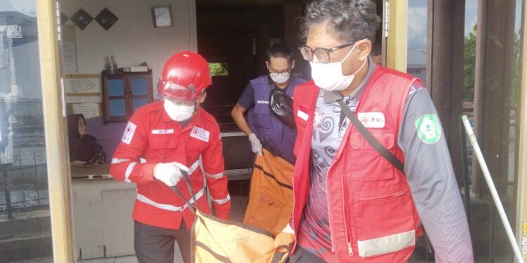 FOTO: AGUS/MATAKALTENG – Mayat Tedi saat dievakuasi oleh petugas pada Jumat, 12 Desember 2025.