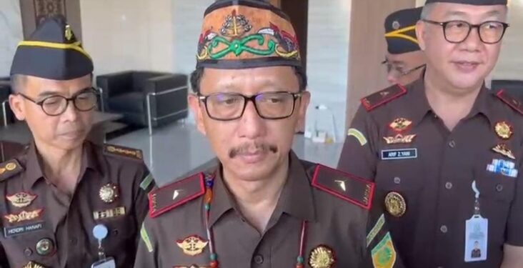 FOTO: IST/MATAKALTENG - Kepala Kejaksaan Tinggi Kalimantan Tengah, Nurcahyo Jungkung Madyo saat di wawancarai wartawan.