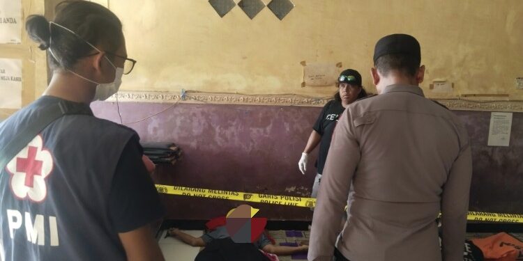 FOTO: AGUS/MATAKALTENG- Terlihat pihak kepolisian sedang berada di lokasi pria tersebut meninggal di Jalan S Parman, Kota Sampit.