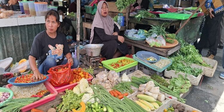 FOTO: DIAN/MATA KALTENG - Pedagang di Pasar Keramat Sampit.