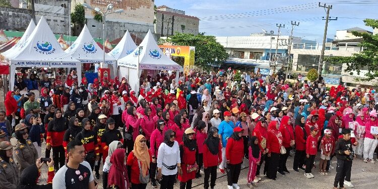 FOTO: DIAN/MATA KALTENG - Senam bersama GOW di Ikon Jelawat Sampit dalam rangka Hari Ibu ke 97, Sabtu 13 Desember 2025.