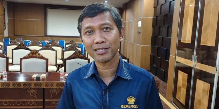 FOTO: IST/MATAKALTENG - Kepala Kantor Wilayah Direktorat Jenderal Perbendaharaan (DJPb) Kalteng, Herry Hernawan, saat diwawancarai.