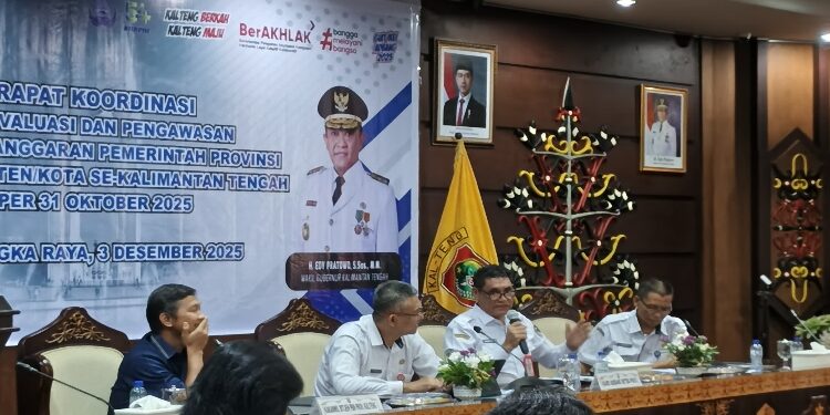 FOTO: NRA/MATAKALTENG - Kepala Bapenda Kalteng, Anang Dirjo, saat menutup Rapat Koordinasi Tim Evaluasi dan Pengawasan Realisasi Anggaran se-Kalteng, di Aula Eka Hapakat Lantai III Kantor Gubernur Kalteng.