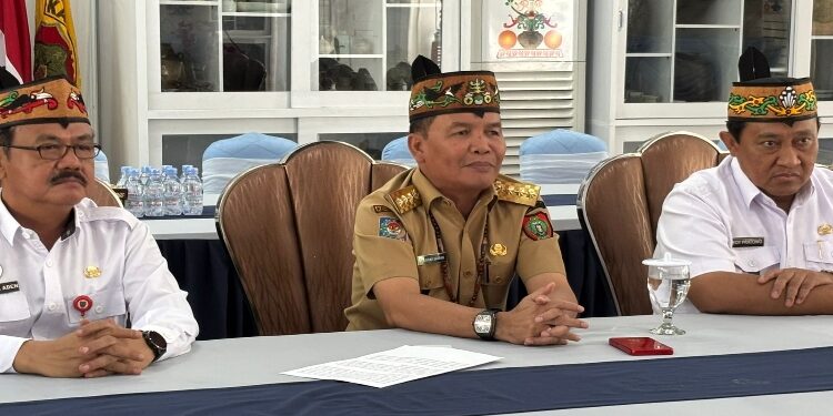 FOTO: IST/MATAKALTENG - Gubernur H. Agustiar Sabran saat diwawancarai wartawan.