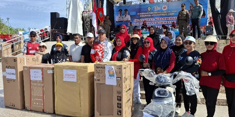 FOTO: DIAN/MATA KALTENG - Pembagian hadiah undian jalan sehat dalam rangka memperingati Hari Ibu di Kotim, Sabtu 13 Desember 2025.