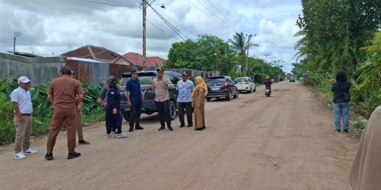 Foto:DIAN/MATA KALTENG - Pemantauan pengerjaan jalan oleh Komisi IV DPRD Kotim di Jalan Nyai Enat, Kecamatan MB Ketapang, Kotim, 15 Desember 2025.