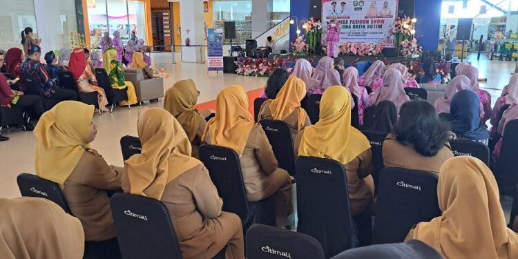 Foto:DIAN/MATA KALTENG - Pembukaan Lomba Fashion Show Pesona Batik Kotim untuk Kerja sebagai bagian dari rangkaian peringatan Hari Ulang Tahun ke-26 DWP Tahun 2025, 15 Desember 2025.
