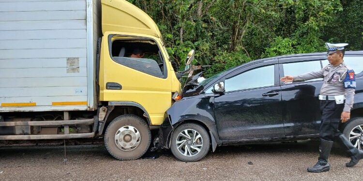 FOTO: IST/MATAKALTENG- Telihat anggota Satlantas Polres Kotim sedang di TKP peristiwa kecelakaan yang menewaskan Kepala Depot Pertamina Sampit di Jalan Tjilik Riwut, Kecamatan Cempaga Hulu, Kotim pada Senin, 15 Desember 2025.