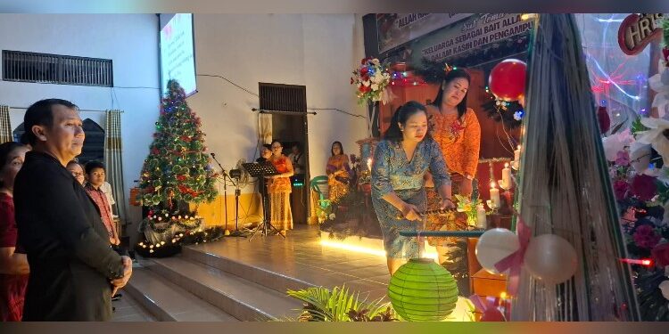 Foto:IST/MATA KALTENG - Perayaan Natal di Gereja Eka Kapakat, Desa Luwuk Bunter, Kecamatan Cempaga.