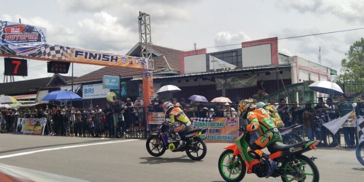 FOTO: AGUS/MATAKALTENG- Para pembalap saat ikut event Motoprix Kotim Open 2025 di Taman Kota Sampit Minggu 14 Desember 2025.
