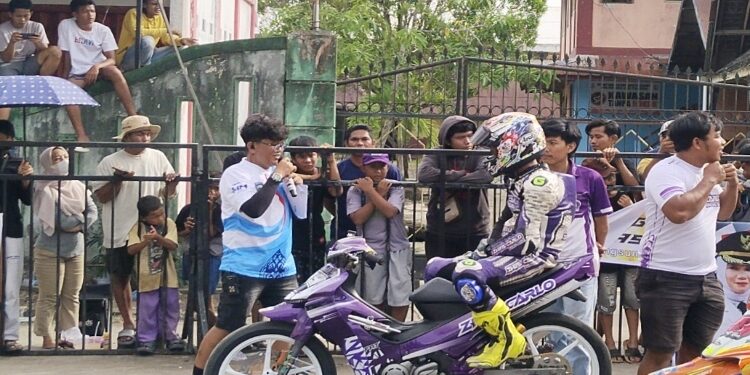 FOTO: AGUS/MATAKALTENG- Pembalap nasional Hendra Rusady (Eenk) saat bersiap star pada kelas Bebek 2 Tak 130 cc Underbone Open  bersama Zhiva Carlo Racing Team Sampit  di Final Race Motorprix Kotim Open Race 2025, Taman Kota Sampit pada Minggu, 14 Desember 2025.