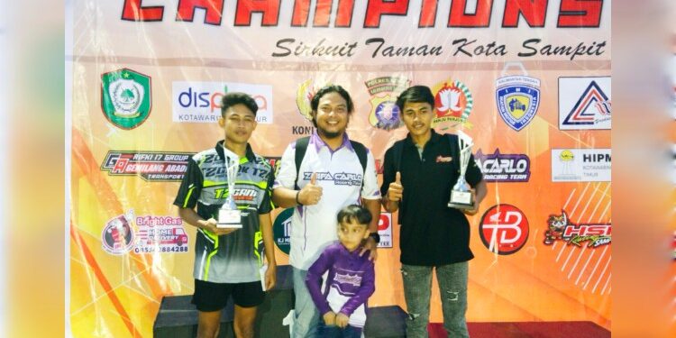FOTO: AGUS/MATAKALTENG- Aqsan Ilham Juara Umum Open (baju hitam) dan Muhammad Nur Hidayat (baju abu-abu corak hijau dan hitam) dan bersama Owner Zhifah Carlo Racing Team (tengah) usai menyerahkan piala kepada para juara umum.