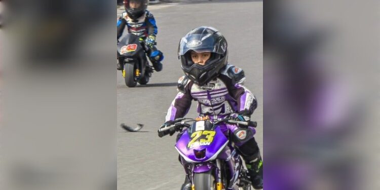 FOTO: IST/MATAKALTENG- Zaidan Carlofa dari Zhifah Carlo Racing Team saat ikut kelas Mini GP Max 8 Tahun Open pada pergelaran Event Motoprix Kotim terbuka di Taman Kota Sampit.