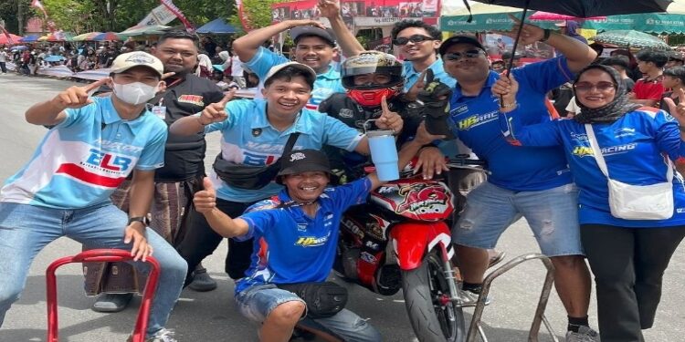 FOTO: IST/MATAKALTENG- Brigpol Wahyu Nur Falaq saat merayakan kemenangan bersama Tim Falco Project Berkah 5 Saudara pada event Road Race di Taman Kota Sampit pada Minggu, 14 Desember 2025.