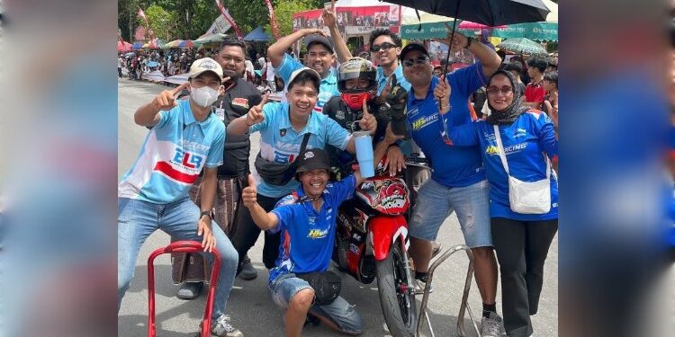 FOTO: IST/MATAKALTENG- Brigpol Wahyu Nur Falaq saat merayakan kemenangan bersama Tim Falco Project Berkah 5 Saudara pada event Road Race di Taman Kota Sampit pada Minggu, 14 Desember 2025.
