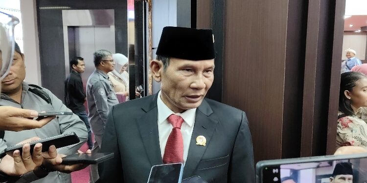 FOTO: IST/MATAKALTENG - Ketua DPRD Provinsi Kalimantan Tengah, Arton S. Dohong, saat diwawancarai wartawan.