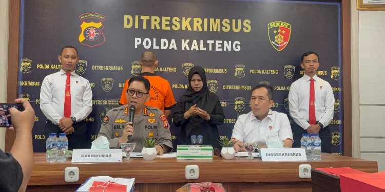 FOTO: IST/MATAKALTENG - Direktur Reserse Kriminal Khusus Polda Kalteng, Kombes Pol Rimsyahtono, dan Kepala Bidang Humas Polda Kalteng, Kombes Pol Erlan Munaji, saat melakukan press release di Polda Kalteng, Kamis 18 Desember 2025.