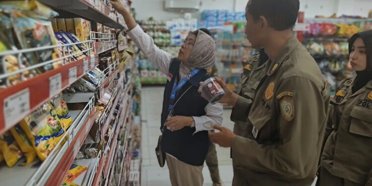 Foto:IST/MATA KALTENG - Pemeriksaan produk oleh BBPOM Kalteng di Kotim, 18 Desember 2025.