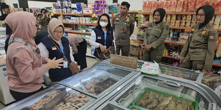 Foto:IST/MATA KALTENG - Pemeriksaan mamin di Kota Sampit oleh BBPOM Kalteng, 18 Desember 2025.