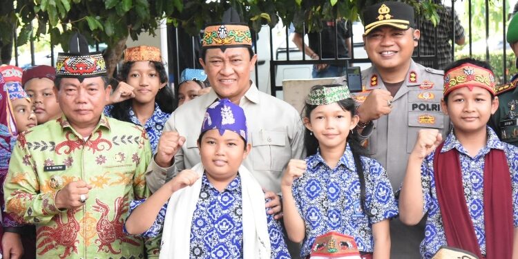 FOTO: IST/MATAKALTENG - Dampingi Wakil Ketua DPR RI, Wagub Kalteng Tinjau Program MBG di SDN 03 Selat Hilir Kapuas.