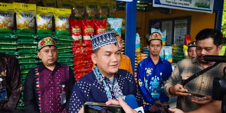 Kepala Kanwil Bulog Kalteng, Budi Sultika, saat diwawancarai wartawan.