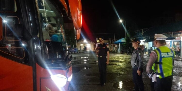 FOTO: IST/MATA KALTENG - Pengecekkan angkutan umum oleh Disbub Kotim, Jumat 19 Desember 2025 malam.
