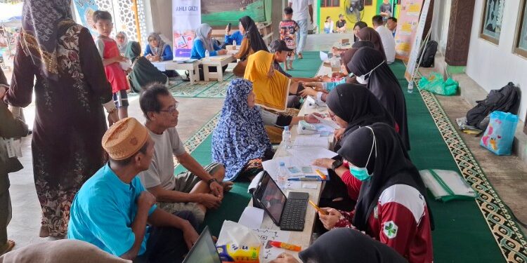 Foto:DIAN/MATA KALTENG - Pemerikaaan kesehatan dalam rangka Bakti Sosial Baznas Kotim, 22 Desember 2025.