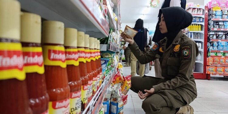 Foto:IST/MATA KALTENG - Pengecekan pangan jelang Nataru di Kotim oleh BPOM Kalteng bersama Pemkab Kotim belum lama ini.