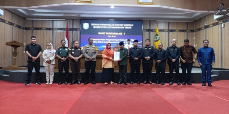 Foto:IST/MATA KALTENG - Penyerahan Ranperda PSU Perumahan kepada DPRD Kotim, 22 Desember 2025.