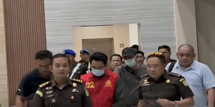 FOTO: IST/MATAKALTENG - Tersangka IH saat digiring keluar menuju mobil tahanan.