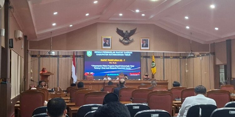Foto:DIAN/MATA KALTENG - Penyampaian Ranperda PSU Perumahan dalam rapat paripurna.
