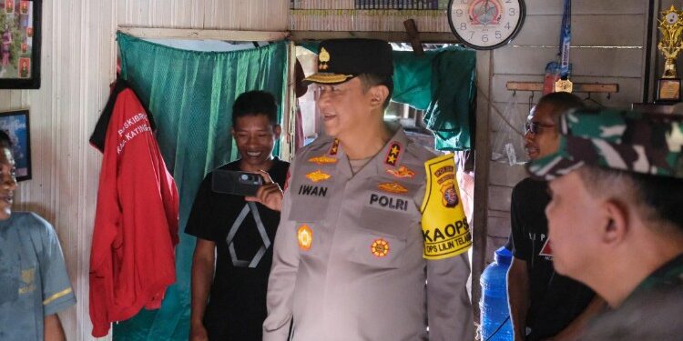 FOTO: Kapolda Kalteng, Irjen Pol Iwan Kurniawan pada saat mengecek kondisi rumah warga yang mendapatkan program bedah rumah.