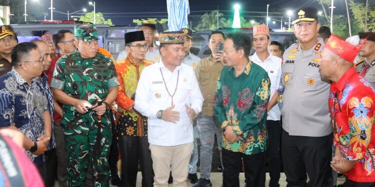 FOTO: Kapolda Kalteng, Irjen Pol Iwan Kurniawan, bersama Gubernur, Agustiar Sabran, pada saat melakukan patroli ke gereja.